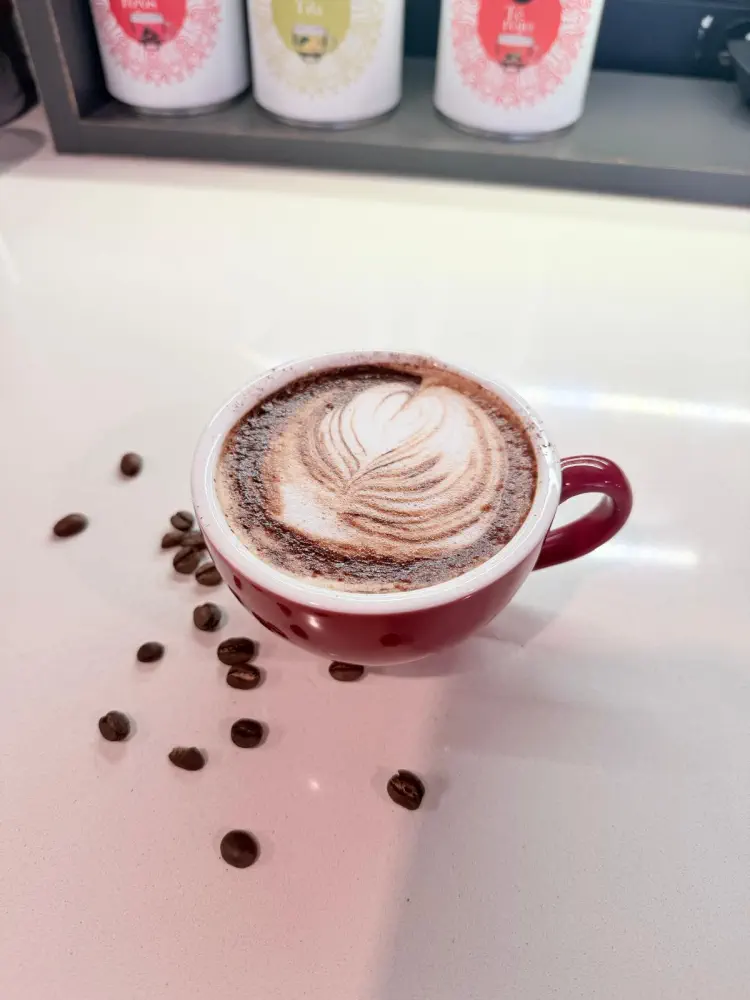 cafe decorado con granos de cafe