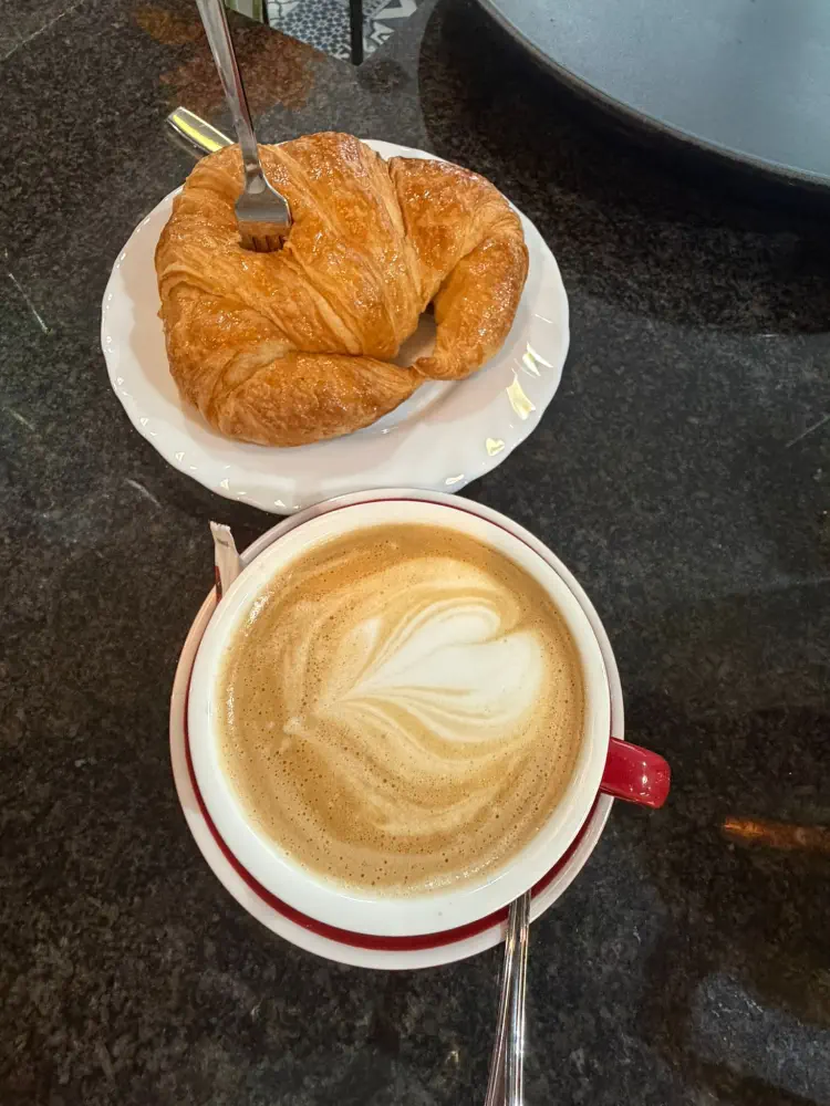 desayuno cafe croissant